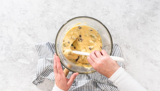 Szef kuchni przygotowujący danie